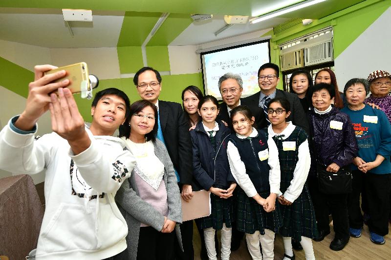 The Secretary for the Civil Service, Mr Joshua Law, visited Kwai Tsing District today (February 27). Photo shows Mr Law posing for a selfie with the elderly, young volunteers and non-ethnic-Chinese students at Asbury Methodist Social Service.