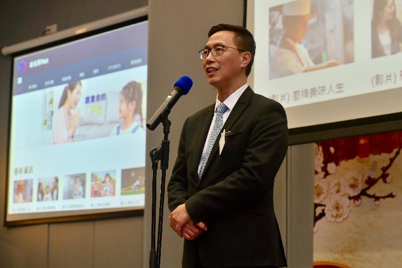 教育局局长杨润雄今日（二月二十七日）出席「教育局与家长新春聚会」，并向家长代表介绍教育局新推出的一站式家长教育网页「家长智NET」。