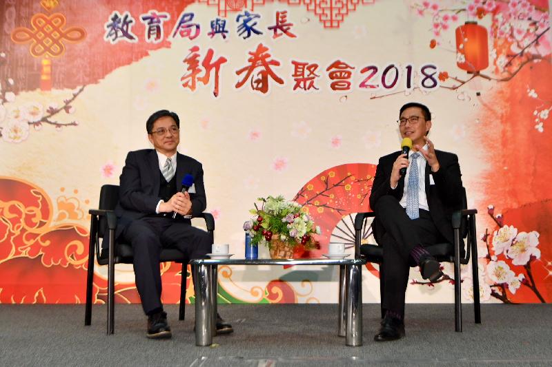 教育局局長楊潤雄（右）和永不放棄同學會創辦人麥潤壽（左）今日（二月二十七日）向家長代表講述家長教育的重要性。