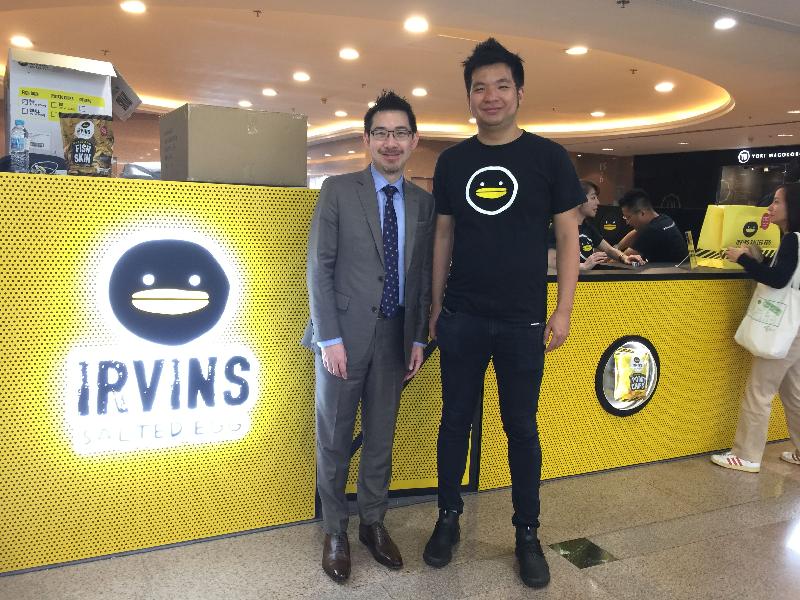 Irvins Salted Egg from Singapore opened its first Hong Kong store in Harbour City, Tsim Sha Tsui today (February 27). Photo shows the Chief Executive Officer of Cocoba Pte Ltd, Mr Irvin Hasaka Yuga Gunawan (right) and Associate Director-General of Investment Promotion Dr Jimmy Chiang.