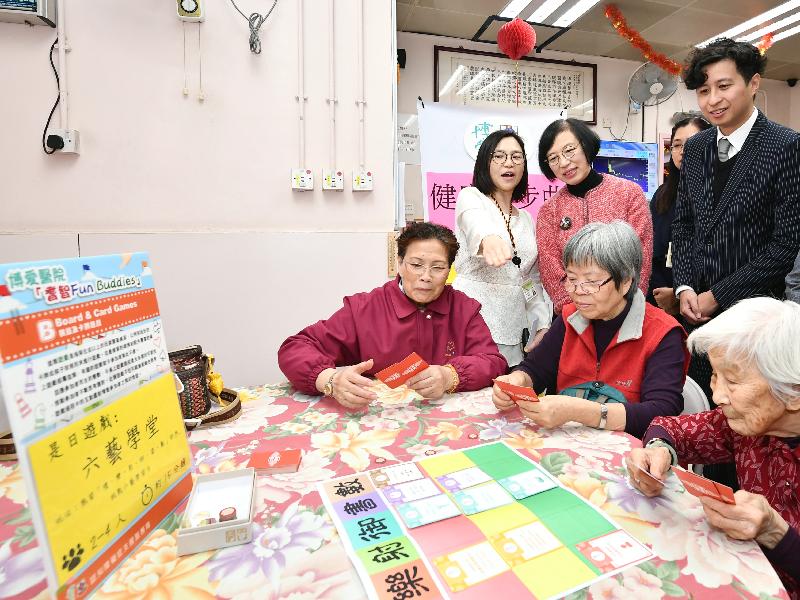 Accompanied by the Chairman of Yuen Long District Council, Mr Shum Ho-kit (standing, first right), the Secretary for Food and Health, Professor Sophia Chan (standing, second right), today (February 27) visited the Mrs Wong Tung Yuen District Elderly Community Centre of Pok Oi Hospital in Yuen Long.
