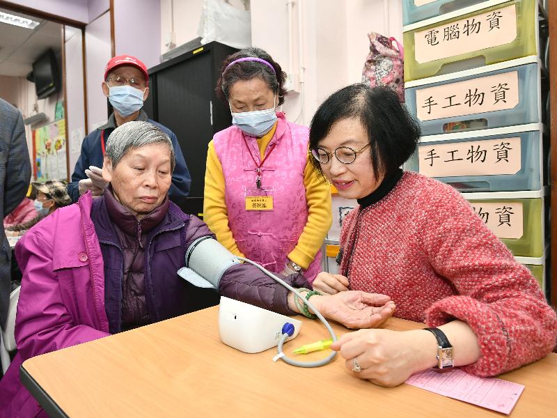 The Secretary for Food and Health, Professor Sophia Chan (first right), today (February 27) visited the Mrs Wong Tung Yuen District Elderly Community Centre of Pok Oi Hospital in Yuen Long. Photo shows Professor Chan assisting an elderly lady to check her blood pressure.
