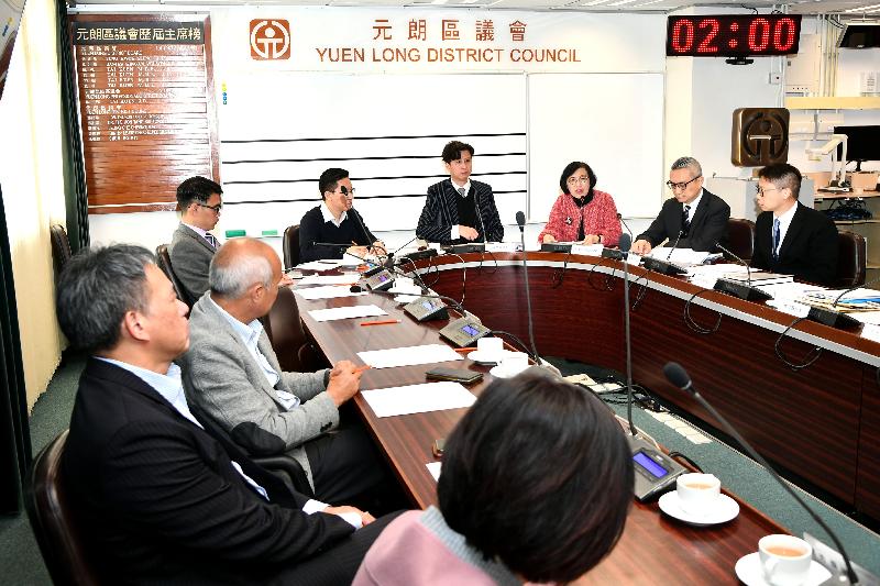 The Secretary for Food and Health, Professor Sophia Chan (third right), and the Under Secretary for Food and Health, Dr Chui Tak-yi (second right), today (February 27) meet with the Chairman of Yuen Long District Council (YLDC), Mr Shum Ho-kit (fourth right), and members of YLDC to listen to their views on healthcare and environmental hygiene issues.