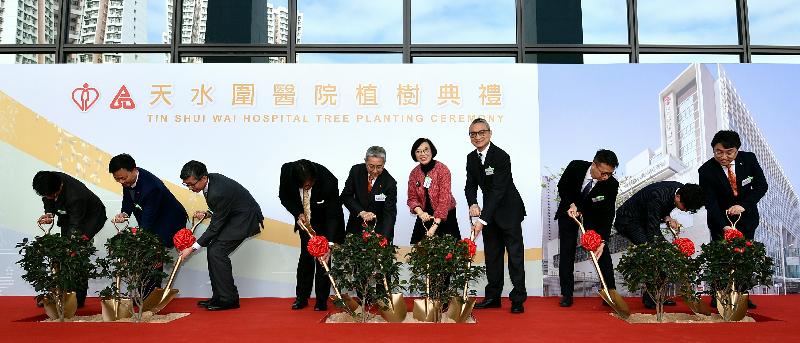 The Secretary for Food and Health, Professor Sophia Chan (fifth right), today (February 27) officiated at a tree planting ceremony held at Tin Shui Wai Hospital (TSWH). Other officiating guests were the Under Secretary for Food and Health, Dr Chui Tak-yi (fourth right); the Chairman of the Hospital Authority (HA), Professor John Leong (fifth left); the Chairman of the Hospital Governing Committee of TSWH, Mr Wong Kwai-huen (fourth left); and the Chief Executive of the HA, Dr Leung Pak-yin (second left).