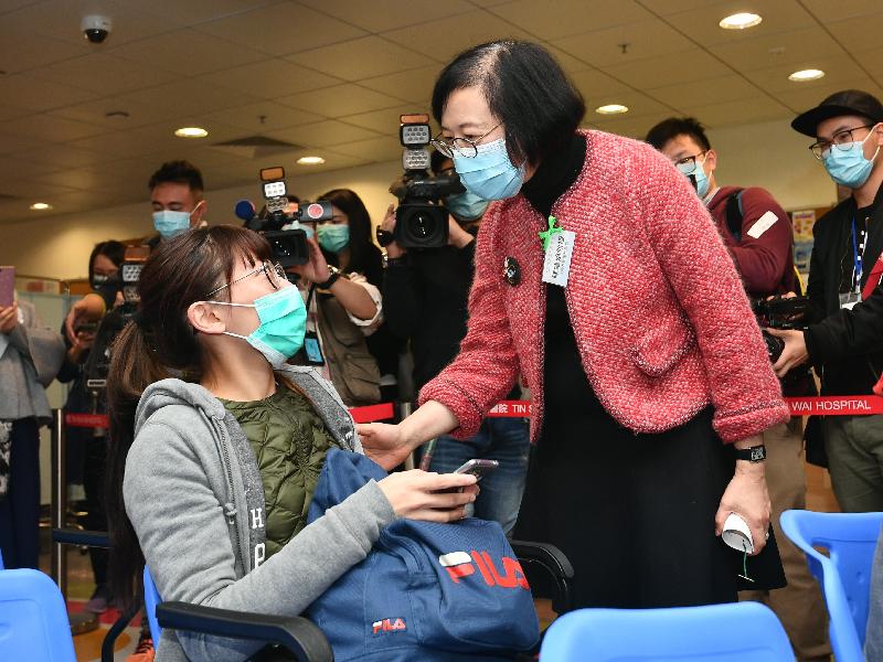 The Secretary for Food and Health, Professor Sophia Chan (right) today (February 27) visited Tin Shui Wai Hospital to see for herself the operation of the Accident and Emergency (A&E) Department. The hospital will extend its A&E service to 12 hours a day from March 21.