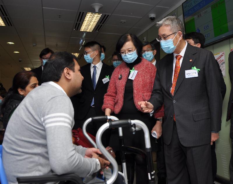 The Chairman of the Hospital Authority, Professor John Leong (first right) accompanied the Secretary for Food and Health, Professor Sophia Chan (second right), to visit the Accident and Emergency Department at Tin Shui Wai Hospital today (February 27).