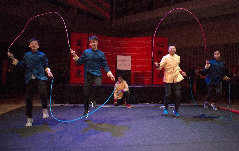 香港駐三藩市及紐約經濟貿易辦事處邀請三屆世界跳繩錦標賽冠軍隊伍在美國多個城市的新春酒會表演。圖示他們今日（三藩市時間二月二十六日）在三藩市Yerba Buena Center for the Arts表演。