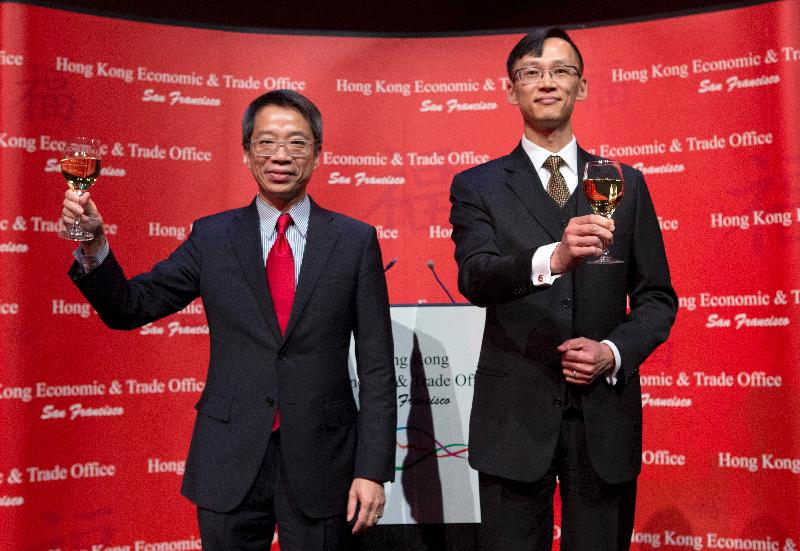 The Hong Kong Commissioner for Economic and Trade Affairs, USA, Mr Clement Leung (left), and the Director of the Hong Kong Economic and Trade Office in San Francisco, Mr Ivanhoe Chang, propose a toast at a spring reception in celebration of the Year of the Dog held in San Francisco by the Office today (February 26, San Francisco time).