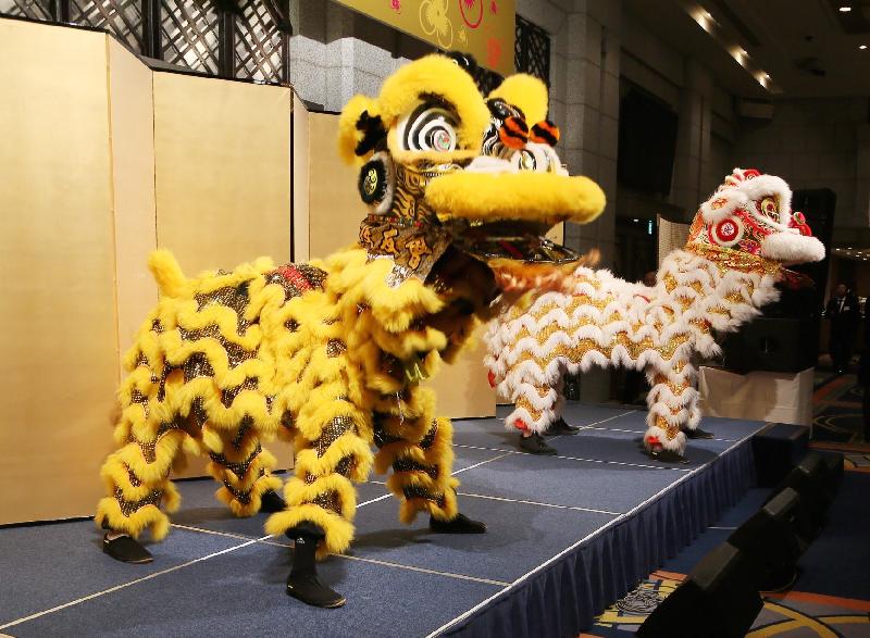 舞獅今日（二月二十八日）於香港駐東京經濟貿易辦事處在東京舉行的春節酒會助興，慶祝新年。