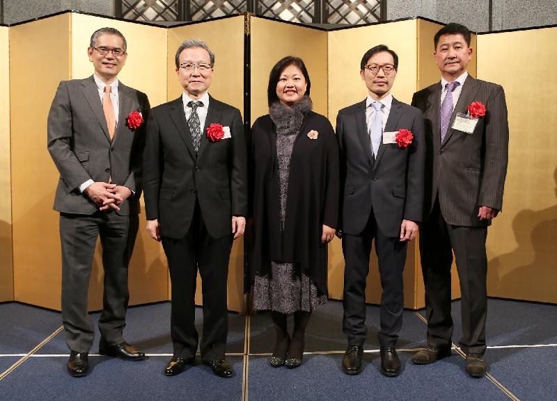 香港驻东京经济贸易首席代表翁佩雯（中）今日（二月二十八日）于香港驻东京经济贸易办事处在东京举行的春节酒会与其他嘉宾合照。
