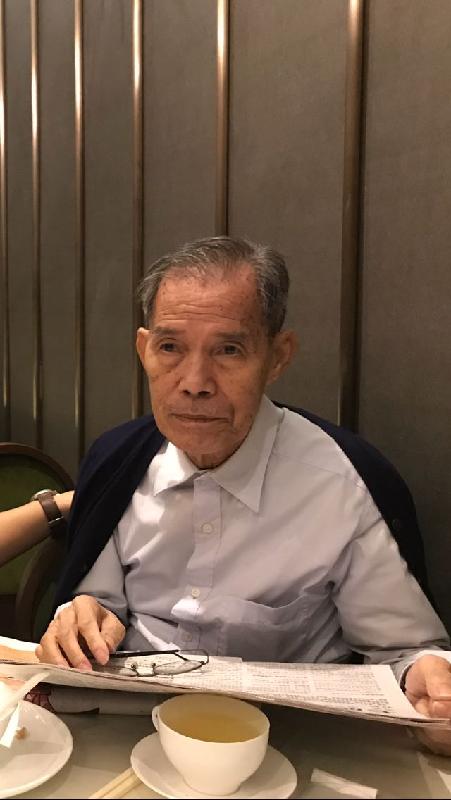 Chung Sing-tak is about 1.63 metres tall, 50 kilograms in weight and of thin build. He has a long face with yellow complexion, short greyish white hair. He was last seen wearing a brown down vest, dark long-sleeved shirt, dark trousers and black shoes. 