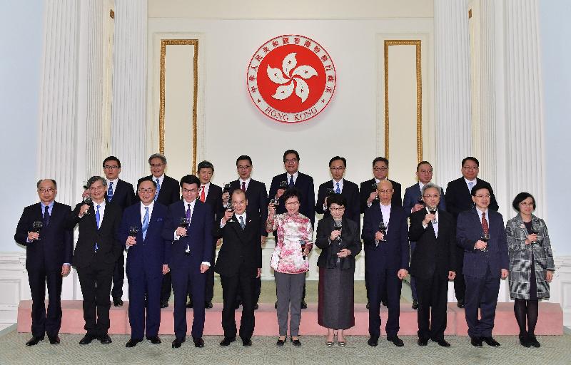 行政长官林郑月娥（前排中）与政府高级官员今日（二月二十八日）在礼宾府新春酒会上向嘉宾祝酒。