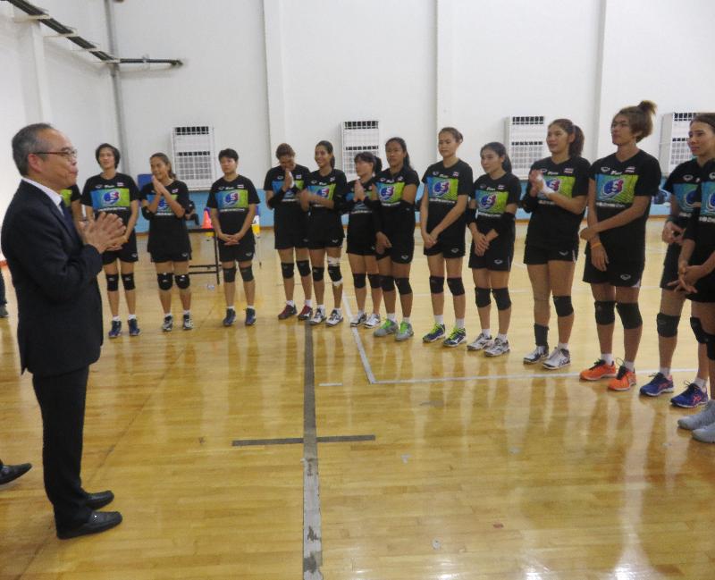 民政事務局局長劉江華（左一）昨日（二月二十八日）在曼谷與泰國國家女子排球隊會面，了解她們的訓練情況。