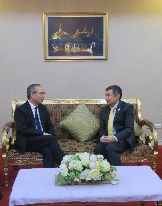 The Secretary for Home Affairs, Mr Lau Kong-wah (left), met with the Advisor to the Minister of Tourism and Sports of Thailand, Mr Apichart Chirabandhu, in Bankkok yesterday (February 28) to share their experiences in promoting sports development and explore opportunities in strengthening exchanges and co-operation.