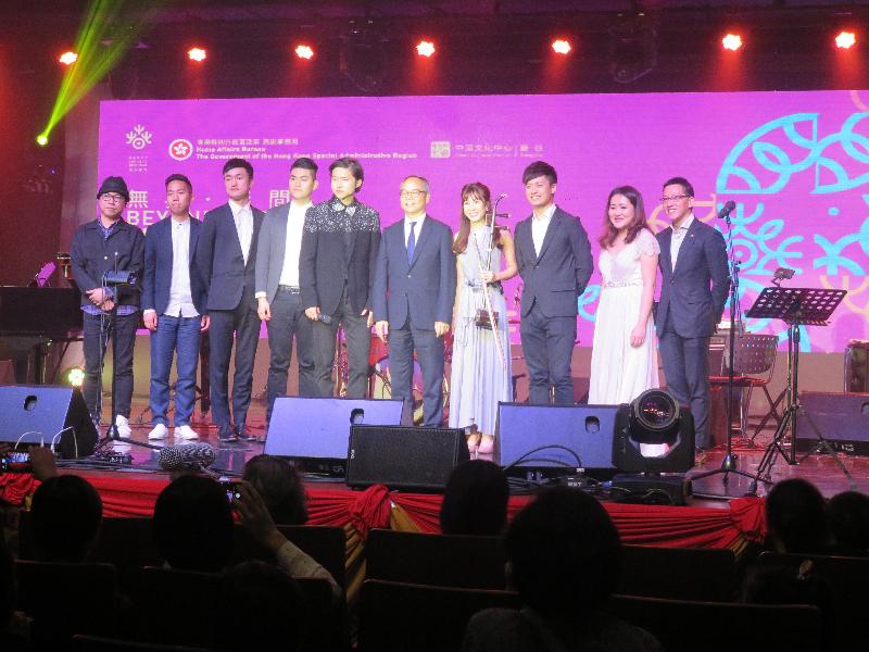 The Secretary for Home Affairs, Mr Lau Kong-wah (fifth right), yesterday (February 28) called at the China Cultural Center in Bangkok to watch performances by young Hong Kong musicians.