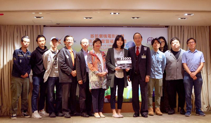 创意香港今日（三月一日）公布第四届「首部剧情电影计划」优胜团队名单，为鼓励更多年轻人加入电影业，政府特意把大专组奬项数目增至两个，以培育更多电影人才。图示香港电影发展局主席马逢国（左八）与其中一名大专组优胜电影计划的导演黄绮琳（左七）及其制作团队合照，其优胜电影作品为《金都》。