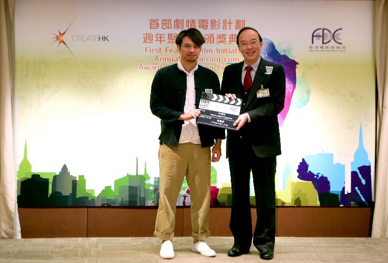 Create Hong Kong today (March 1) announced the winners of the 4th First Feature Film Initiative (FFFI). The Government has increased the number of prizes in the Higher Education Institution Group of the 4th FFFI to two with a view to attracting more young people to join the film industry and nurturing more film talents. The Chairman of the Hong Kong Film Development Council, Mr Ma Fung-kwok (right), is pictured with the director of one of the winning film proposals of the Higher Education Institution Group, Chan Kin-long (left), whose winning project is "Hand-rolled Cigarette".