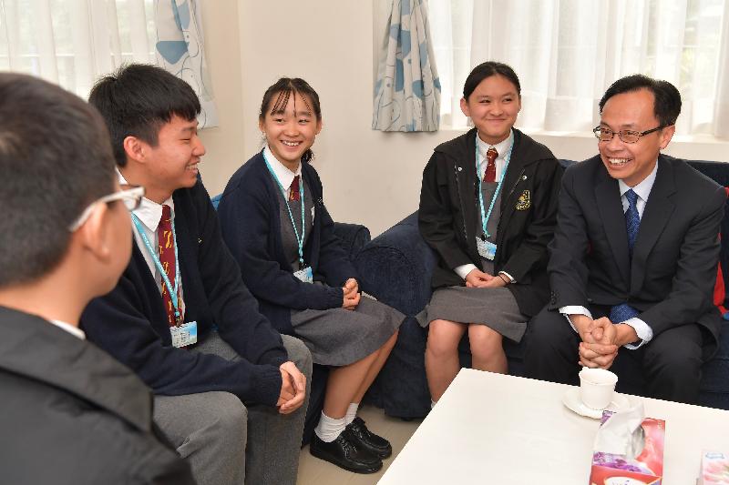 政制及内地事务局局长聂德权（右）今日（三月二日）到访葵青区，在棉纺会中学与新来港学童交流，了解他们的学习进度和适应情况。