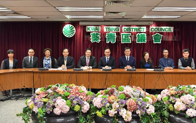 政制及内地事务局局长聂德权（左六）今日（三月二日）与葵青区议会议员会面，就社会和地区事务交流意见。