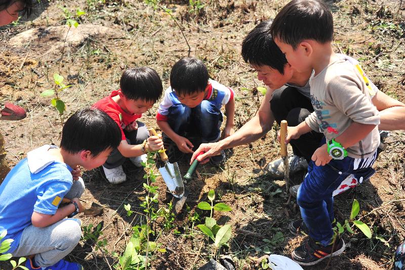 The Country Parks Hiking and Planting Day 2018 will be jointly held by the Agriculture, Fisheries and Conservation Department and Friends of the Country Parks on March 18, April 8 and April 22. Photo shows participants planting tree seedlings in the previous Hiking and Planting Day.