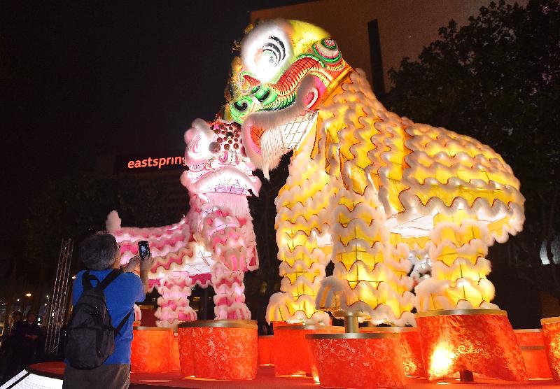 康樂及文化事務署今晚（三月二日）在香港文化中心露天廣場舉行市區元宵綵燈會。三頭色彩艷麗，形態威武生動的醒獅綵燈，吸引市民拍照留念。 