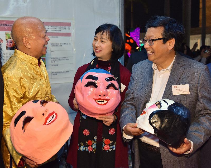 康樂及文化事務署今晚（三月二日）在香港文化中心露天廣場舉行市區元宵綵燈會。圖示康樂及文化事務署署長李美嫦（中）參觀大頭佛面具示範。
