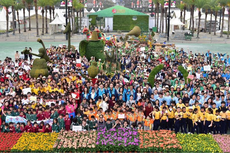 超过一千三百名来自三十六间学校的学生今日（三月三日）于维多利亚公园协助镶嵌大型花坛「花团锦簇乐巡游」。花坛以节日巡游为主题，造型包括猴子、彩蛇、狮子、大象、长颈鹿、两匹马、蜜蜂和甲虫。花坛会于即将举行的香港花卉展览中展出。