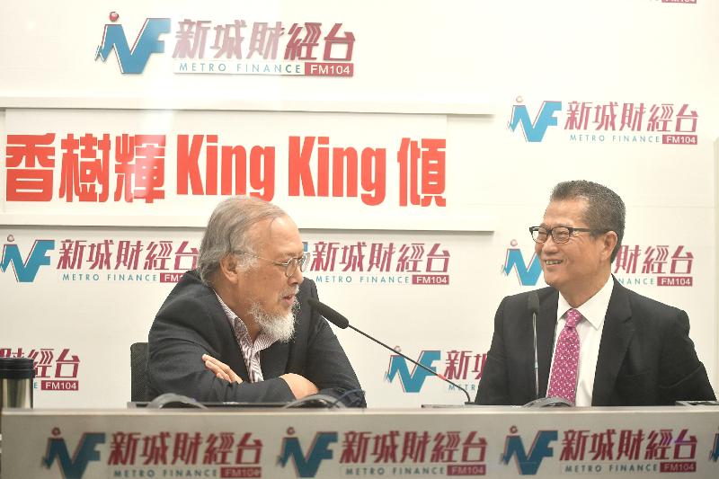 財政司司長陳茂波（右）今日（三月五日）上午出席新城財經台節目《香樹輝King King傾》，回應有關二零一八至一九年度《財政預算案》的提問。