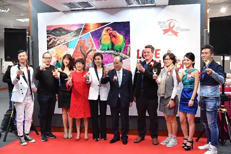 政務司司長張建宗（右五）今日（三月五日）出席「關懷愛滋」舉辦的兼愛並融藝術作品展開幕禮，並與「關懷愛滋」行政總監齊治之（右四）和參展藝術家主持祝酒儀式。

