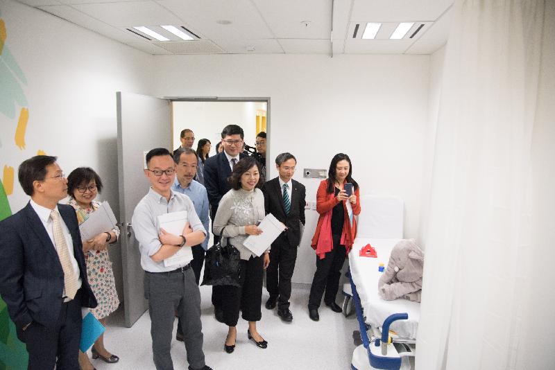立法會《2018年醫院管理局條例（修訂附表1）令》小組委員會今日（三月五日）前往香港兒童醫院（兒童醫院）進行實地視察。圖示立法會議員視察兒童醫院專科門診的診症室。