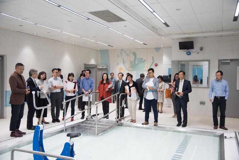 The Legislative Council (LegCo) Subcommittee on Hospital Authority Ordinance (Amendment of Schedule 1) Order 2018 visits the Hong Kong Children's Hospital (HKCH) today (March 5). Photo shows LegCo Members observing the Hydrotherapy Pool of the Integrated Rehabilitation Centre in HKCH.