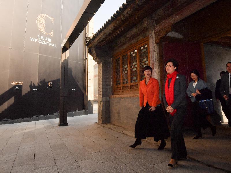 行政長官林鄭月娥（左二）今日（三月五日）在北京王府井參觀王府中環商業項目。