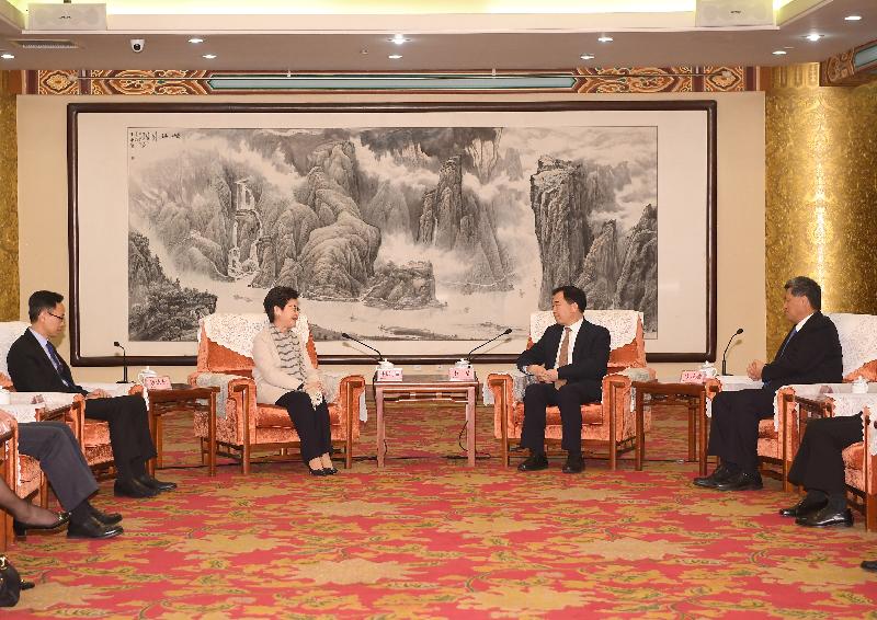 The Chief Executive, Mrs Carrie Lam (second left), meets with the Secretary of the CPC Guangdong Provincial Committee, Mr Li Xi (second right), and the Governor of Guangdong Province, Mr Ma Xingrui (first right), in Beijing today (March 4). The Secretary for Constitutional and Mainland Affairs, Mr Patrick Nip (first left), also joined the meeting. 
