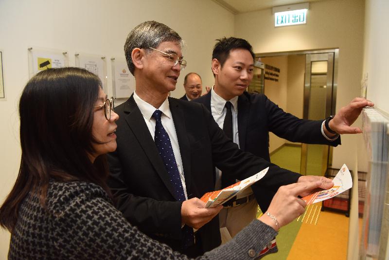 The Secretary for Labour and Welfare, Dr Law Chi-kwong, visited the Working Family Allowance Office today (March 6) for an update on the improved Working Family Allowance Scheme to be implemented on April 1. Photo shows Dr Law (centre) and the Under Secretary for Labour and Welfare, Mr Caspar Tsui (right), viewing leaflets in various languages for people from ethnic minorities to understand the scheme arrangements.