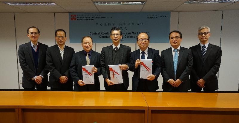 The Highways Department today (March 6) signed a contract worth about $5,015 million with Build King-SKEC Joint Venture for works in Yau Ma Tei East under the Central Kowloon Route (CKR) project. Photo shows the Director of Highways, Mr Daniel Chung (centre); the Project Manager (Major Works), Mr Kelvin Lo (first right); and the Deputy Project Manager (Major Works), Mr Raymond Kong (first left), with representatives from Build King-SKEC Joint Venture after the contract signing ceremony.