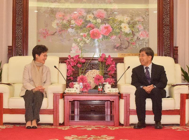 The Chief Executive, Mrs Carrie Lam (left), meets with the Executive Vice President of the Chinese Academy of Governance, Mr Ma Jiantang (right), in Beijing today (March 6). 