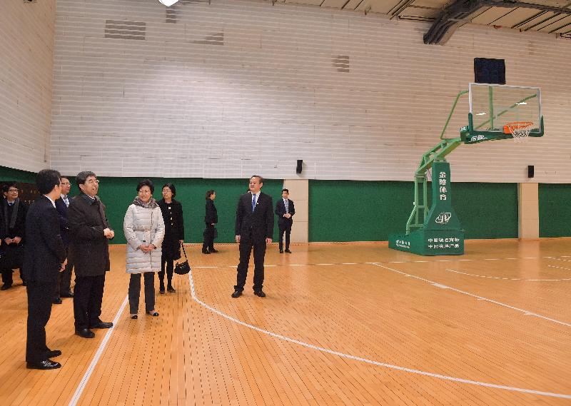 The Chief Executive, Mrs Carrie Lam, visited the Chinese Academy of Governance in Beijing today (March 6). Photo shows Mrs Lam (third left) touring the facilities at the Academy.