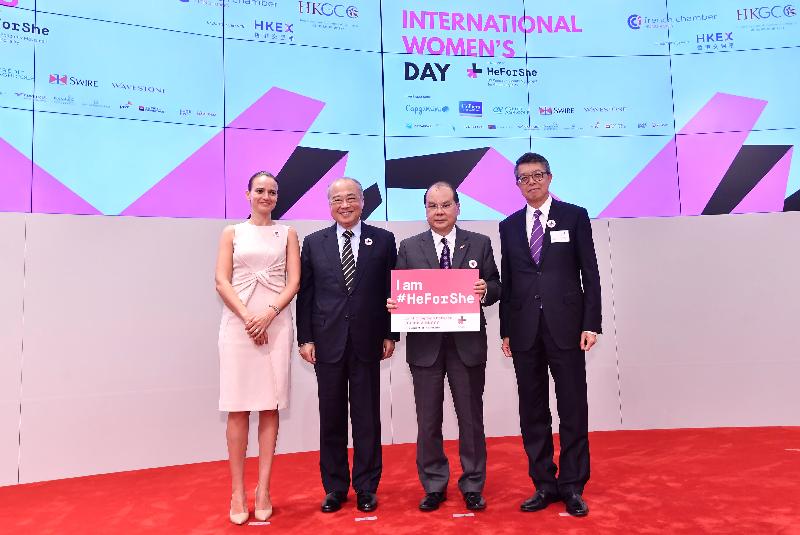 The Acting Chief Executive, Mr Matthew Cheung Kin-chung, this evening (March 6) attended the Celebration of the International Women’s Day 2018 in support of the HeForShe campaign. Photo shows Mr Cheung (second right) with the President of the French Chamber of Commerce and Industry in Hong Kong, Ms Rebecca Silli (first left); the Chairman of the Hong Kong General Chamber of Commerce, Mr Stephen Ng (first right); and the Chairman of the Hong Kong Exchanges and Clearing Limited, Mr Chow Chung-kong (second left).
