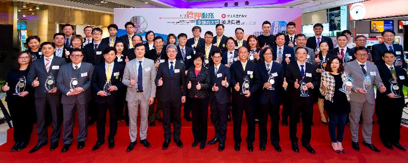The Deputy Director of Housing (Estate Management), Miss Rosaline Wong (front row, seventh left), and the three Assistant Directors of Housing (Estate Management) Mr Martin Tsoi (front row, sixth left), Mr Ricky Yeung (front row, seventh right) and Mr Steve Luk (front row, fifth left), are pictured with the winners of the Estate Management Services Contractors Awards 2017 today (March 7).