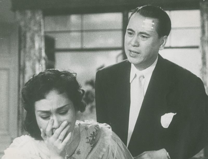 康樂及文化事務署香港電影資料館的「影畫早晨」節目將以「最佳拍檔之談談情」為題，選映六對為人熟悉的銀幕情侶的代表作。圖為《春殘夢斷》（1955）劇照。
