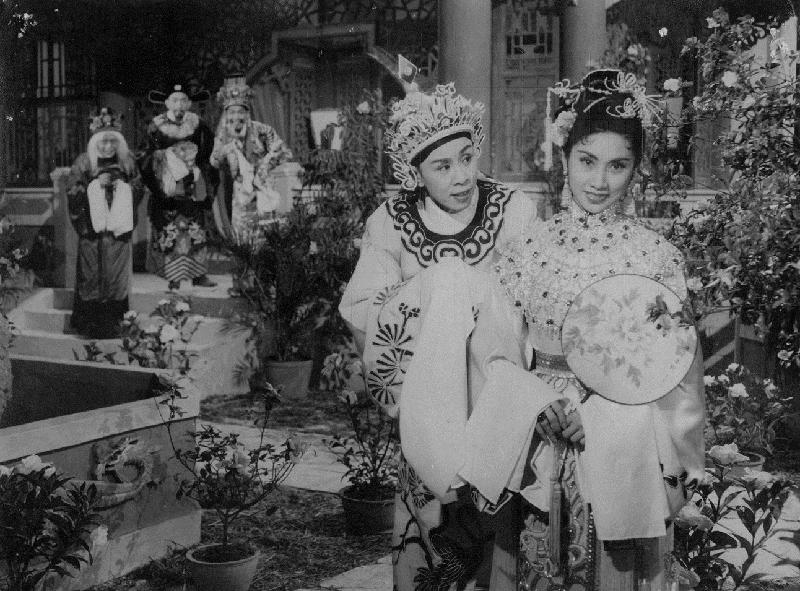 康樂及文化事務署香港電影資料館的「影畫早晨」節目將以「最佳拍檔之談談情」為題，選映六對為人熟悉的銀幕情侶的代表作。圖為《宮主刁蠻駙馬驕》（1957）劇照。