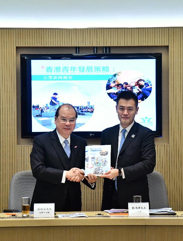 The Commission on Youth (CoY) held its 144th meeting today (March 7) and released the Youth Development Strategy: Public Engagement Report. Photo shows the Chairman of the CoY, Mr Lau Ming-wai (right), submitting the Report to the Chief Secretary for Administration, Mr Matthew Cheung Kin-chung (left).