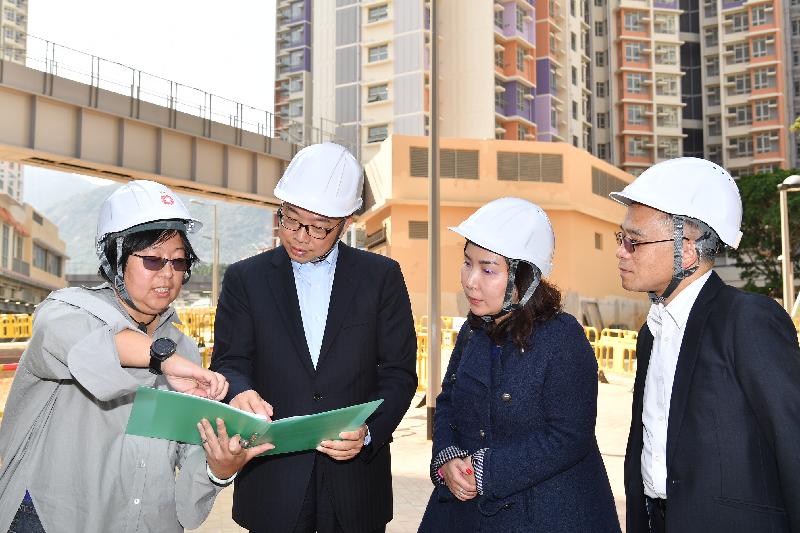 The Secretary for Transport and Housing, Mr Frank Chan Fan (second left), visited Tuen Mun this afternoon (March 7) to learn about the transport and housing issues in the district. Accompanied by the District Officer (Tuen Mun), Ms Aubrey Fung (second right), Mr Chan visits Yan Tin Estate and is briefed by staff of the Housing Department on the flat intake. The Under Secretary for Transport and Housing, Dr Raymond So Wai-man (first right), also joined the visit. 