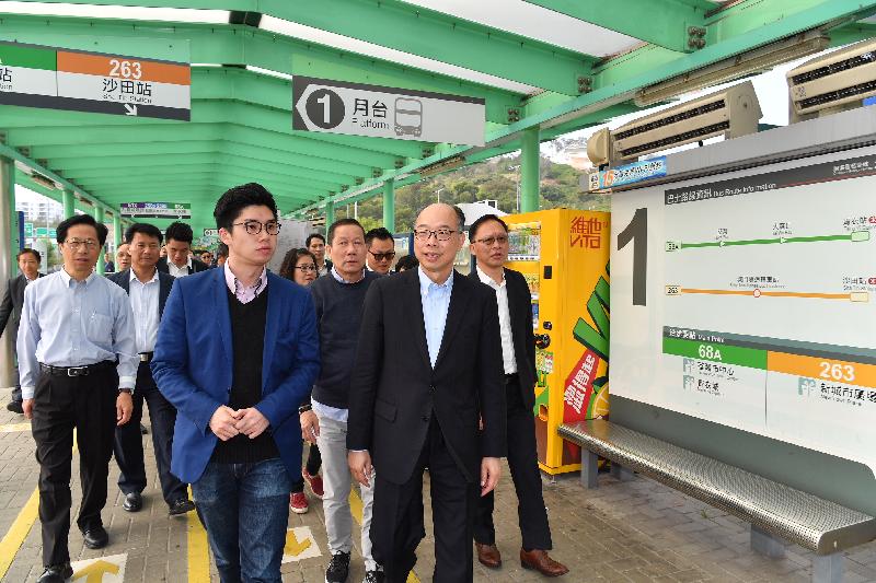 The Secretary for Transport and Housing, Mr Frank Chan Fan (front row, first right), sees for himself the operation of Tuen Mun Road Bus-Bus Interchange during his visit to Tuen Mun this afternoon (March 7).