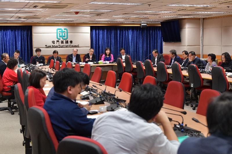 The Secretary for Transport and Housing, Mr Frank Chan Fan (10th right), meets with the Tuen Mun District Council (TMDC) members during his visit to Tuen Mun this afternoon (March 7).  Sitting next to him are the Chairman of the TMDC, Mr Leung Kin-man (11th right), the Under Secretary for Transport and Housing, Dr Raymond So Wai-man (ninth right) and the District Officer (Tuen Mun), Ms Aubrey Fung (eighth right).