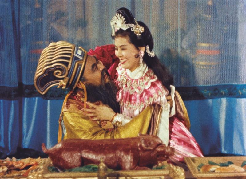 康乐及文化事务署香港电影资料馆的「瑰宝情寻」系列，今期以「赏文•阅影　华语名著改编」为题，于四月至九月每月放映两出改编自同一文学经典的电影。图为《貂蝉》（1958）剧照。
