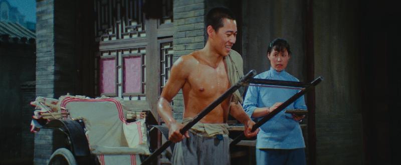 康樂及文化事務署香港電影資料館的「瑰寶情尋」系列，今期以「賞文•閱影　華語名著改編」為題，於四月至九月每月放映兩齣改編自同一文學經典的電影。圖為《駱駝祥子》（1984）劇照。