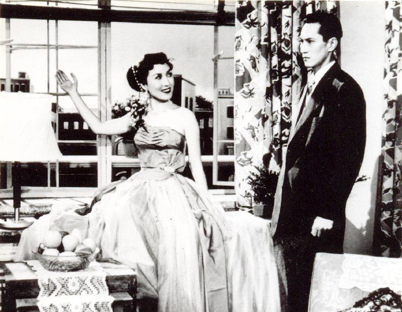 康乐及文化事务署香港电影资料馆的「瑰宝情寻」系列，今期以「赏文•阅影　华语名著改编」为题，于四月至九月每月放映两出改编自同一文学经典的电影。图为《日出》（1953）剧照。