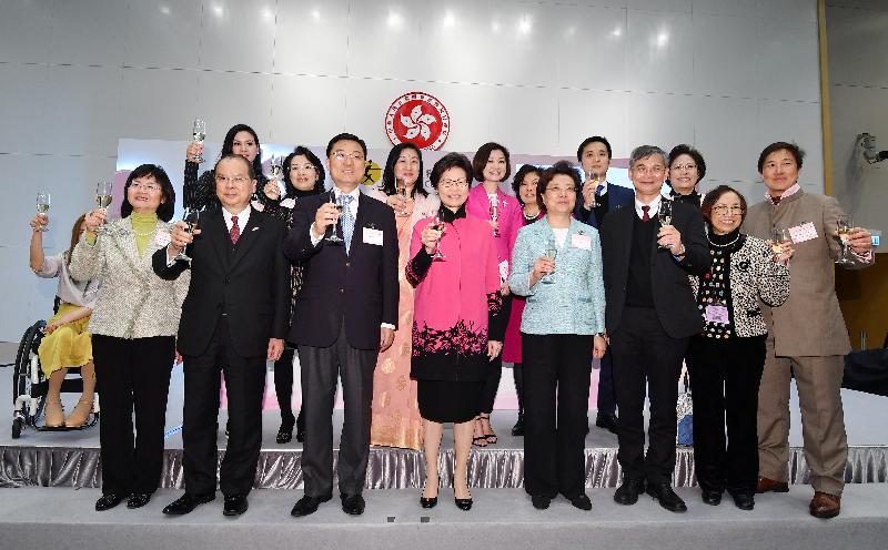 The Chief Executive, Mrs Carrie Lam, officiated at a reception organised by the Women's Commission (WoC) to celebrate International Women's Day 2018 at Central Government Offices in Tamar today (March 8). Photo shows (front row, from left) the Vice-Chairperson of the WoC and Permanent Secretary for Labour and Welfare, Ms Chang King-yiu; the Chief Secretary for Administration, Mr Matthew Cheung Kin-chung; the Commissioner of the Ministry of Foreign Affairs of the People's Republic of China in the Hong Kong Special Administrative Region (HKSAR), Mr Xie Feng; Mrs Lam; Deputy Director of the Liaison Office of the Central People's Government in the HKSAR Ms Qiu Hong; the Secretary for Labour and Welfare, Dr Law Chi-kwong; and other members of the WoC proposing a toast at the ceremony.
