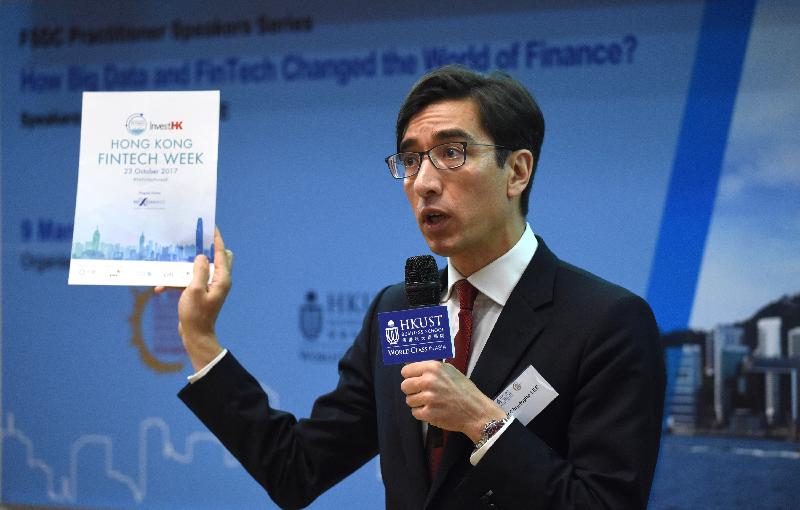 The Financial Services Development Council (FSDC) and the School of Business and Management at the Hong Kong University of Science and Technology jointly held a career forum entitled “How Big Data and FinTech Changed the World of Finance” today (March 9). Photo shows the Founder of JP Asia Partners Limited, Mr Christopher Lee, who also serves as a member of the FSDC New Business Committee, discussing with participants the development of financial technology in Hong Kong.
